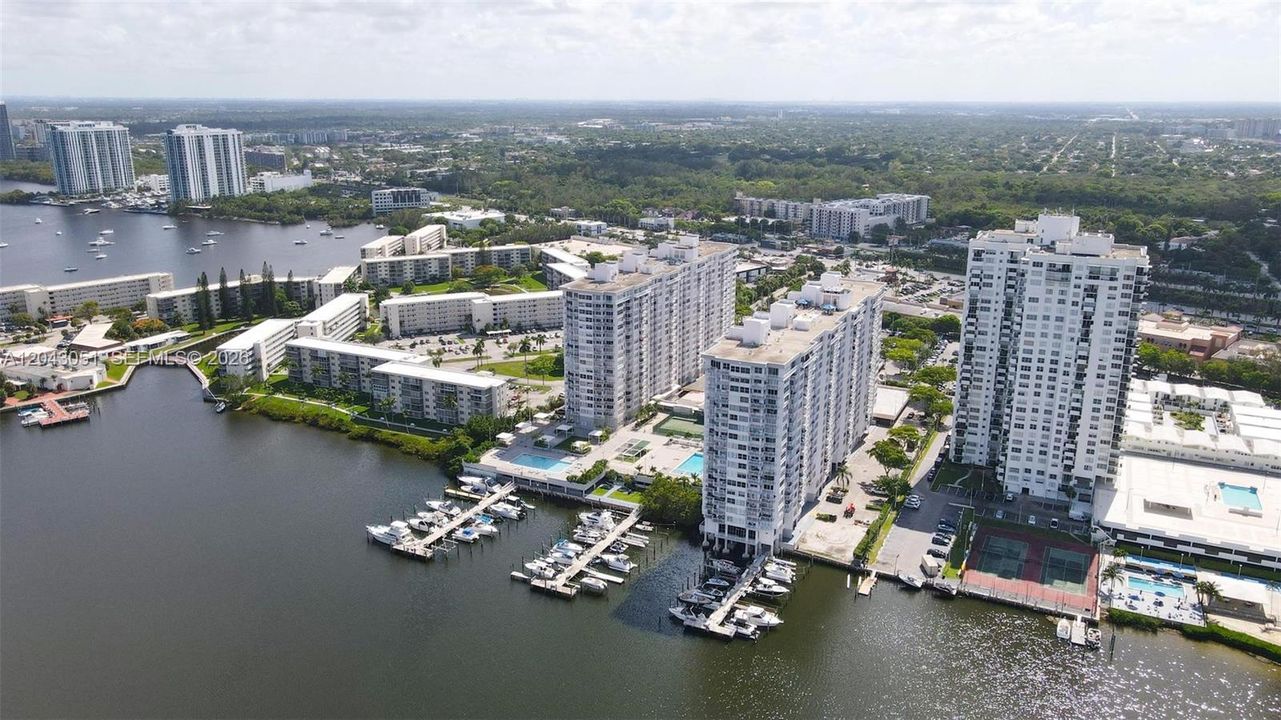 For Rent: $2,100 (1 beds, 1 baths, 1005 Square Feet)