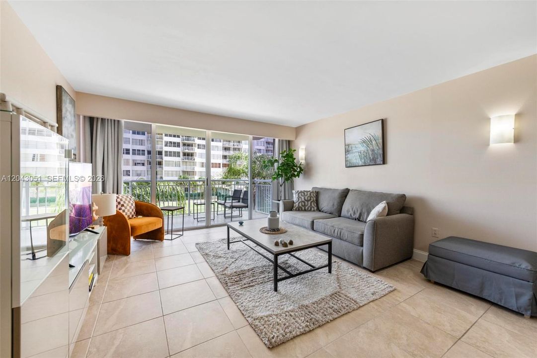 For Rent: $2,100 (1 beds, 1 baths, 1005 Square Feet)