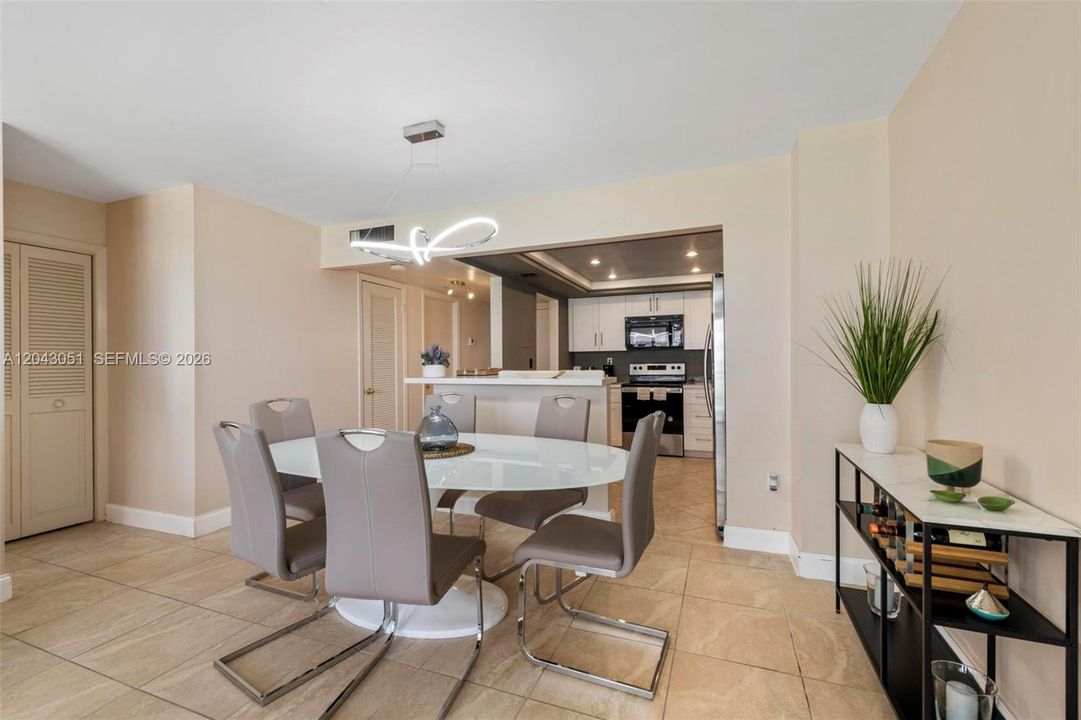 For Rent: $2,100 (1 beds, 1 baths, 1005 Square Feet)