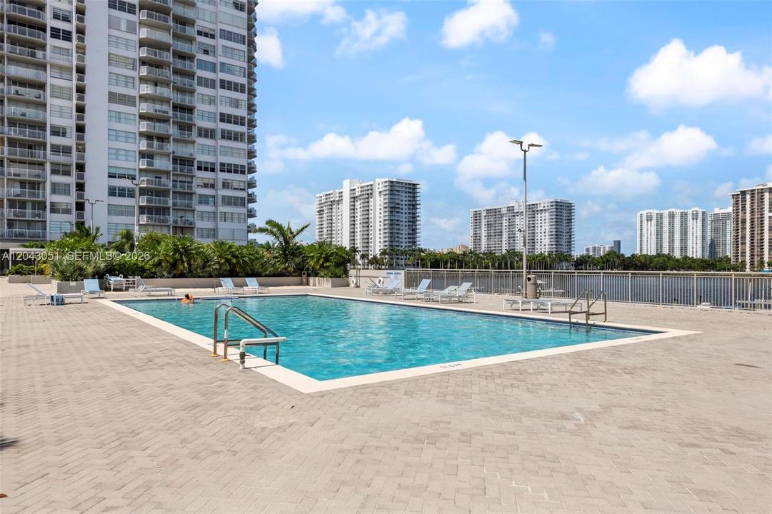 For Rent: $2,100 (1 beds, 1 baths, 1005 Square Feet)