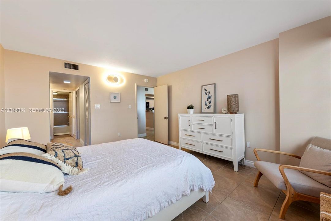 For Rent: $2,100 (1 beds, 1 baths, 1005 Square Feet)
