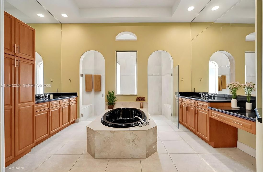 En Venta: $1,300,000 (6 camas, 6 baños, 4538 Pies cuadrados)