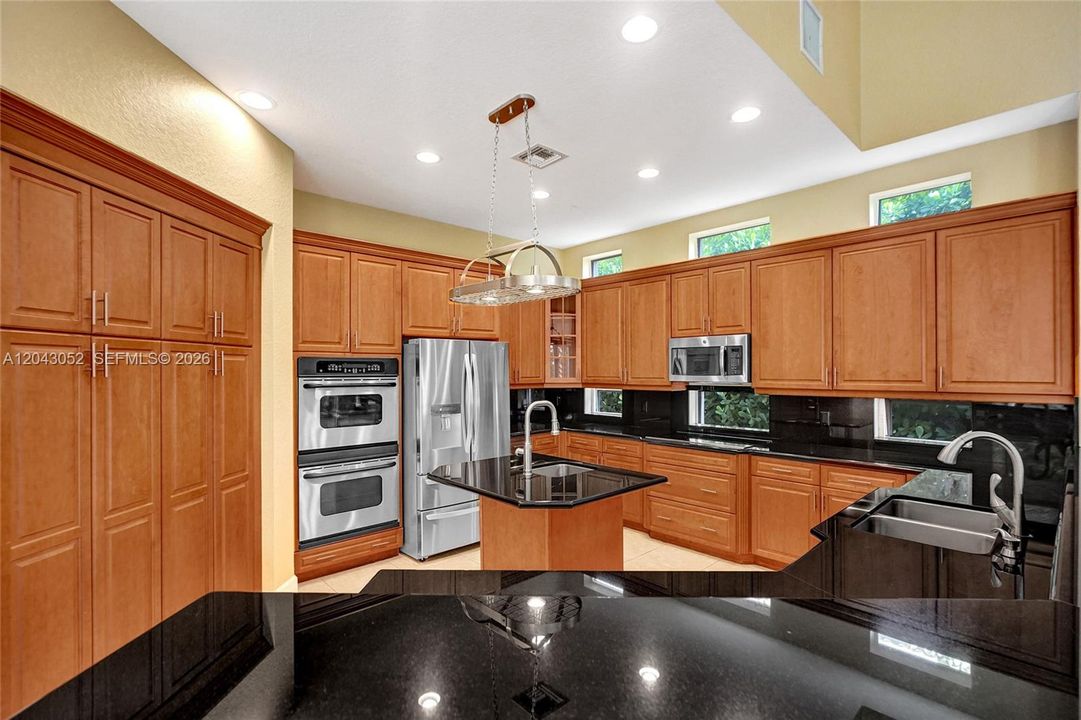 En Venta: $1,300,000 (6 camas, 6 baños, 4538 Pies cuadrados)