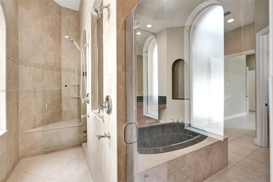En Venta: $1,300,000 (6 camas, 6 baños, 4538 Pies cuadrados)