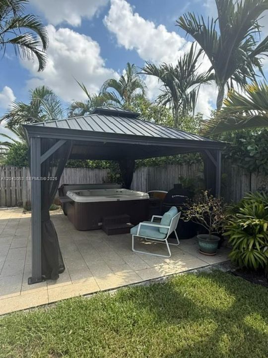 : $605,000 (2 beds, 2 baths, 1212 Square Feet)