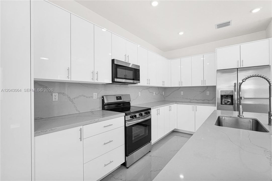 На продажу: $661,990 (5 спален, 4 ванн, 0 Квадратных фут)