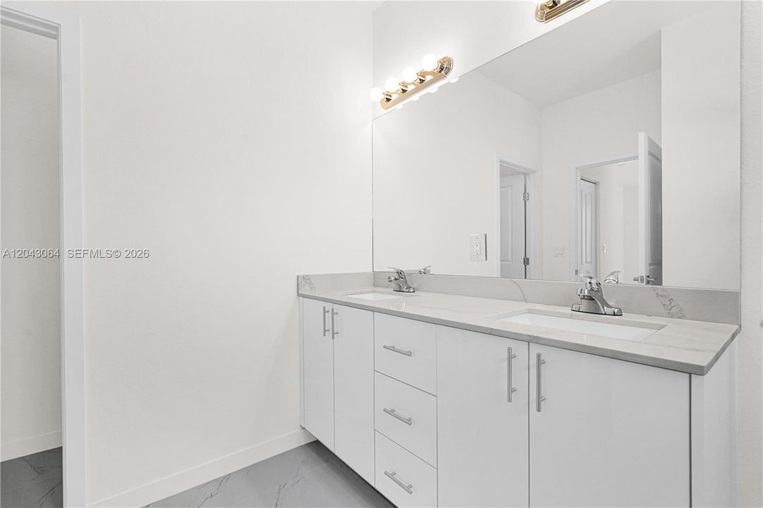На продажу: $661,990 (5 спален, 4 ванн, 0 Квадратных фут)