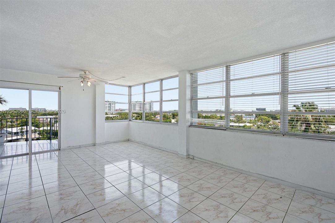 En Venta: $359,000 (2 camas, 2 baños, 1181 Pies cuadrados)