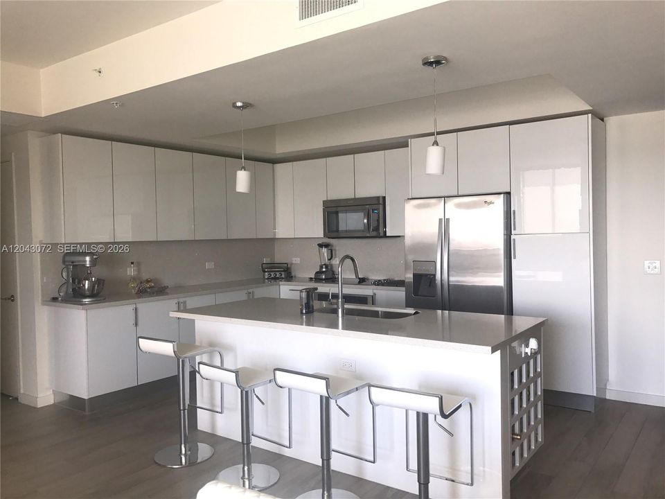For Rent: $4,550 (2 beds, 2 baths, 1369 Square Feet)