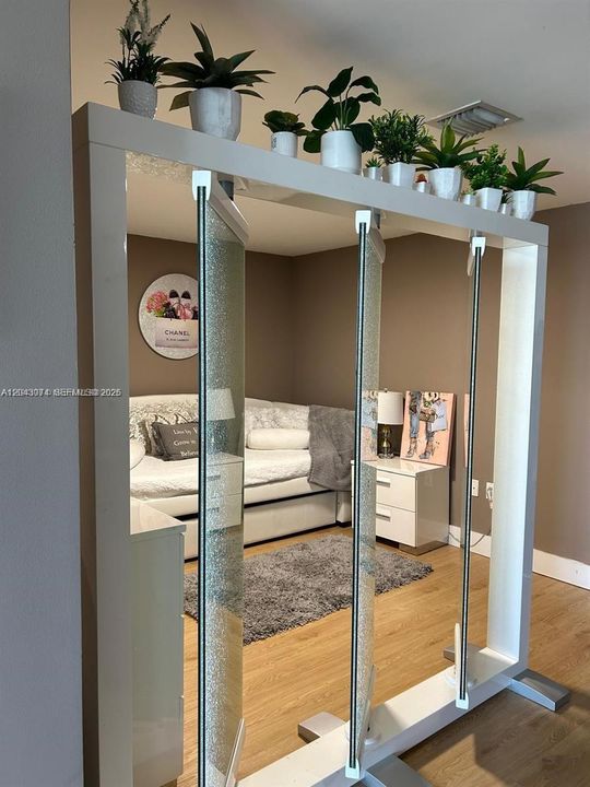 For Rent: $3,000 (1 beds, 1 baths, 800 Square Feet)