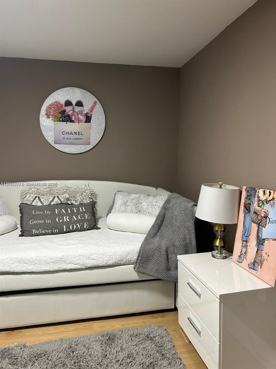 For Rent: $3,000 (1 beds, 1 baths, 800 Square Feet)
