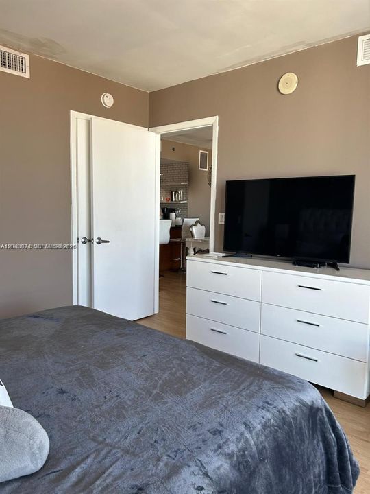 For Rent: $3,000 (1 beds, 1 baths, 800 Square Feet)