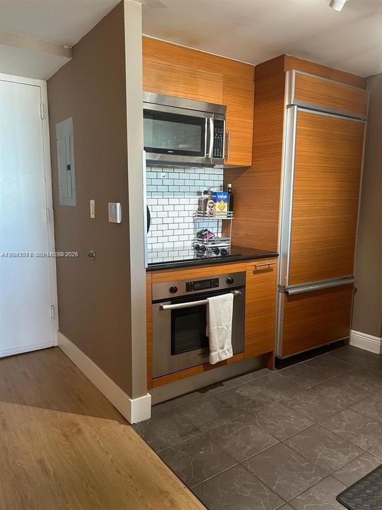 For Rent: $3,000 (1 beds, 1 baths, 800 Square Feet)