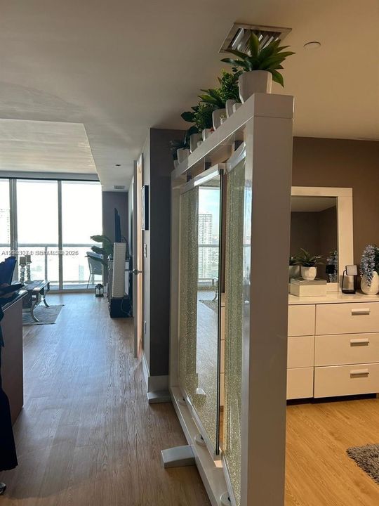 For Rent: $3,000 (1 beds, 1 baths, 800 Square Feet)