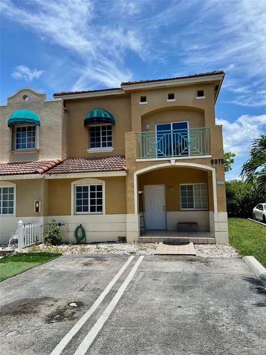 For Rent: $3,250 (4 beds, 3 baths, 1590 Square Feet)