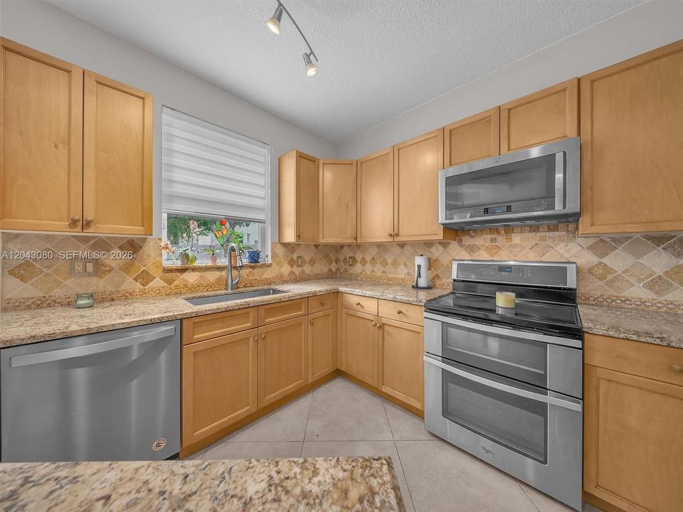 For Sale: $750,000 (4 beds, 2 baths, 2874 Square Feet)