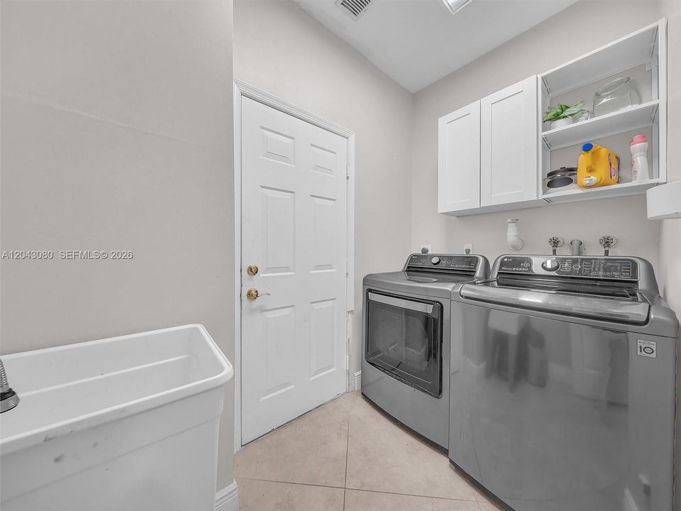 For Sale: $750,000 (4 beds, 2 baths, 2874 Square Feet)