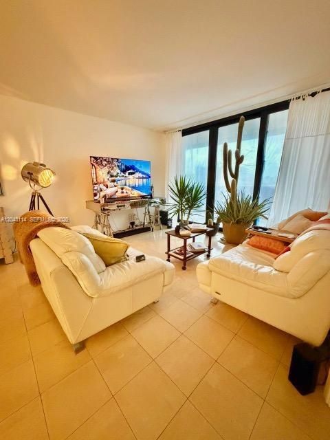 В аренду: $2,500 (1 спален, 1 ванн, 1077 Квадратных фут)