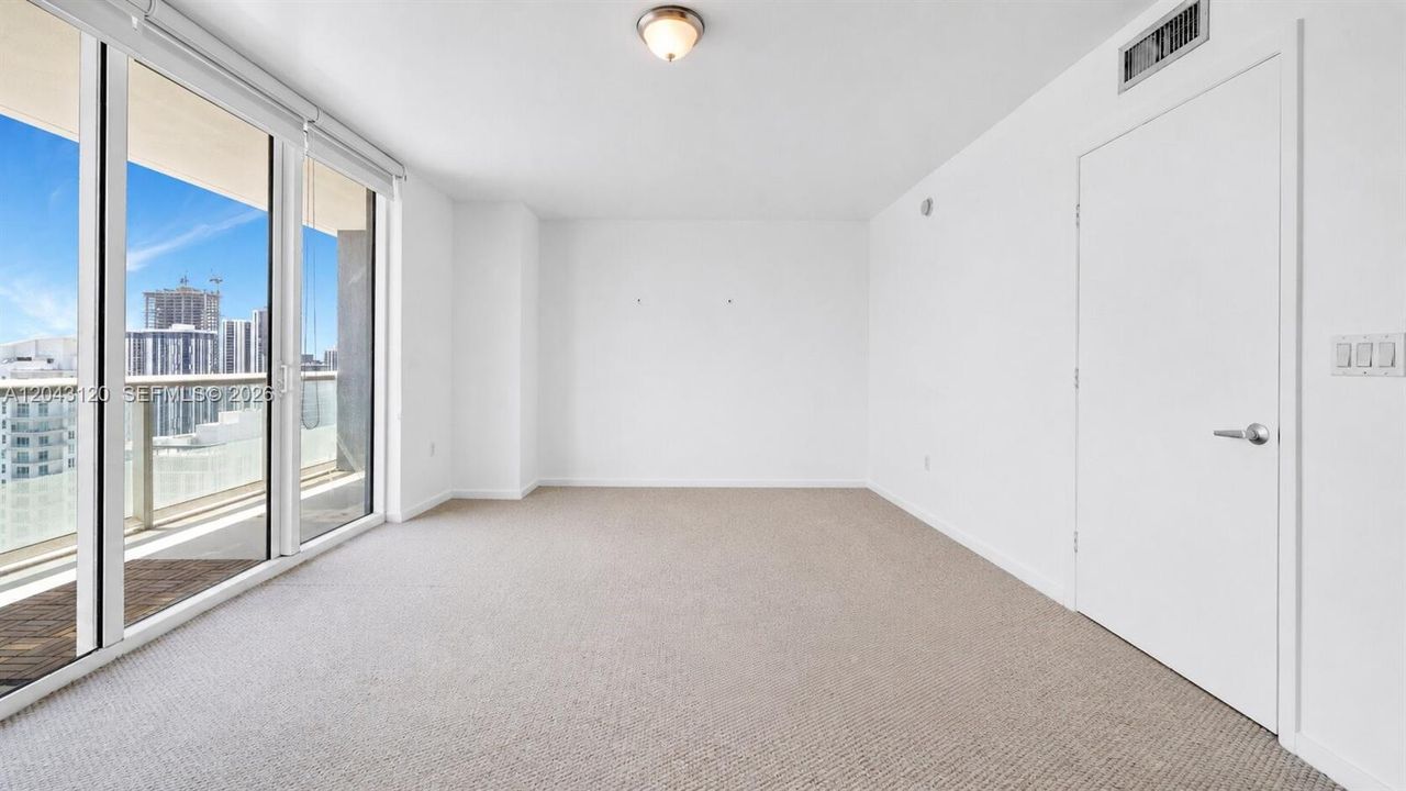 В аренду: $2,400 (0 спален, 1 ванн, 567 Квадратных фут)