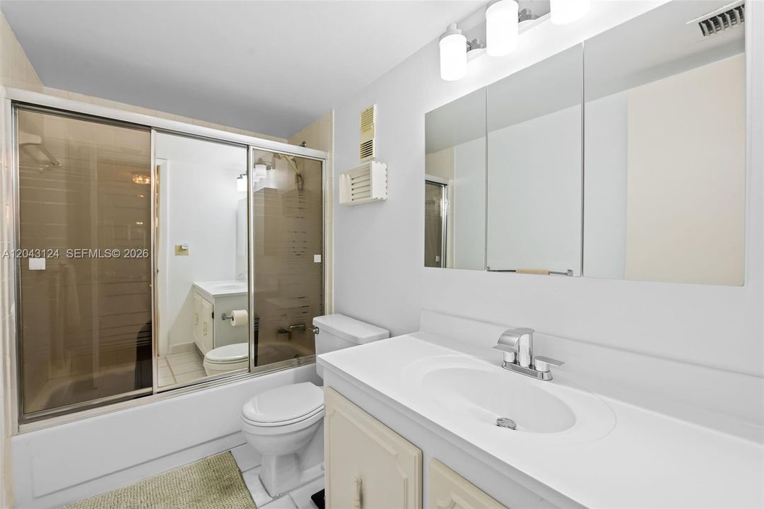 На продажу: $199,999 (2 спален, 2 ванн, 1074 Квадратных фут)