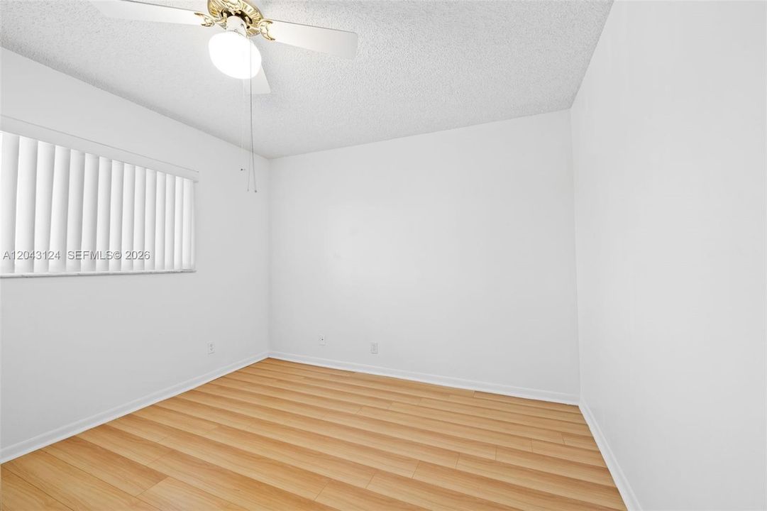 На продажу: $199,999 (2 спален, 2 ванн, 1074 Квадратных фут)