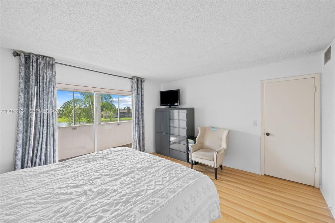 На продажу: $199,999 (2 спален, 2 ванн, 1074 Квадратных фут)