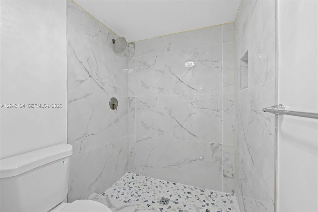 На продажу: $199,999 (2 спален, 2 ванн, 1074 Квадратных фут)