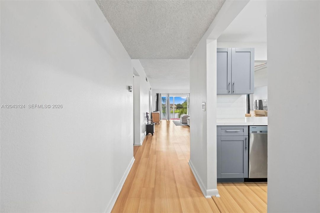 На продажу: $199,999 (2 спален, 2 ванн, 1074 Квадратных фут)