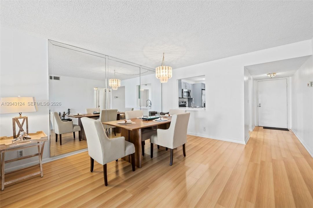 На продажу: $199,999 (2 спален, 2 ванн, 1074 Квадратных фут)