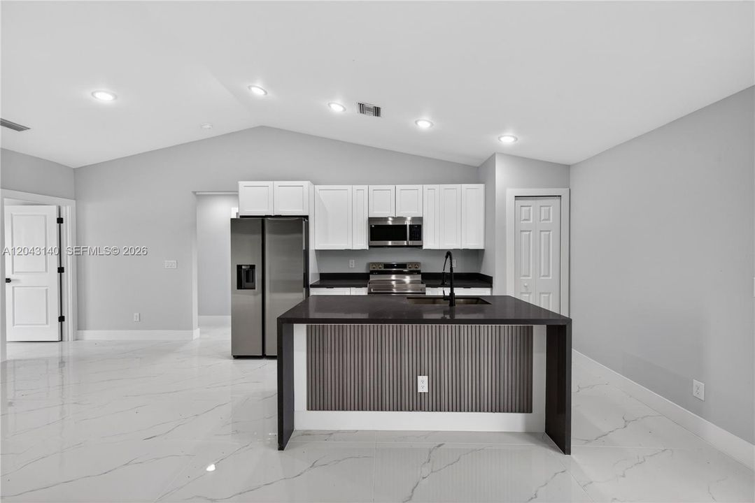 На продажу: $289,000 (4 спален, 2 ванн, 1450 Квадратных фут)