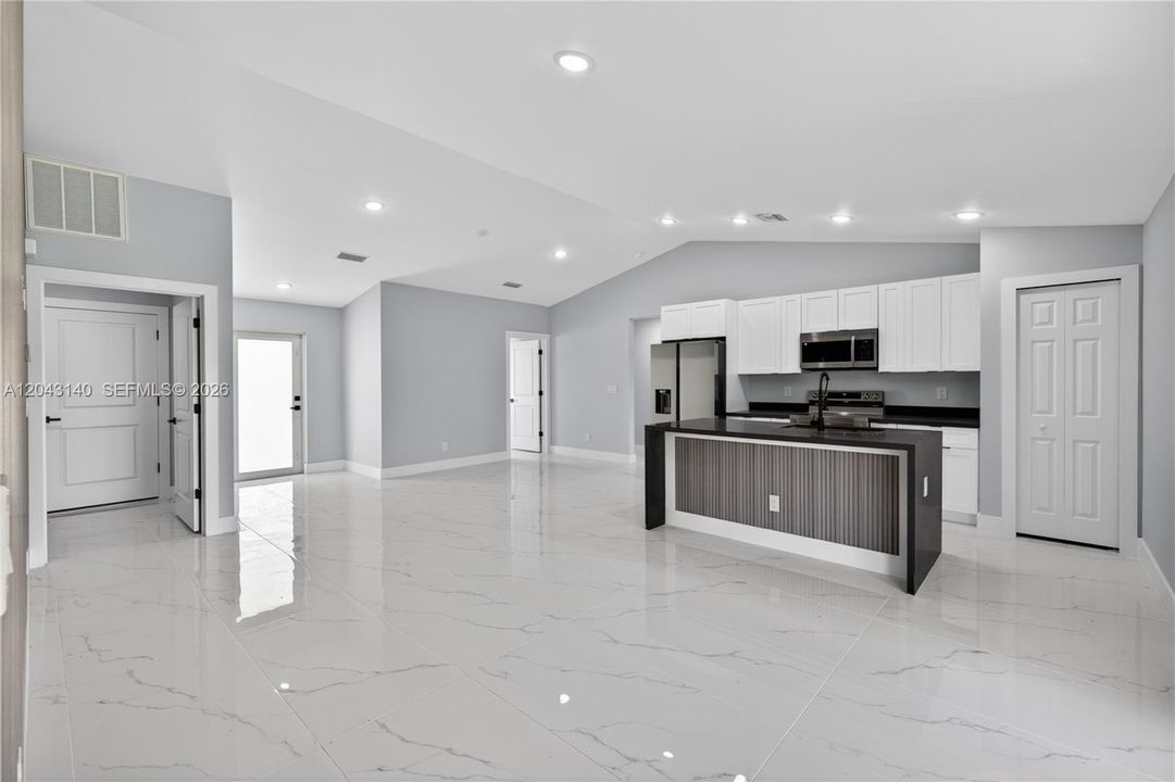 На продажу: $289,000 (4 спален, 2 ванн, 1450 Квадратных фут)