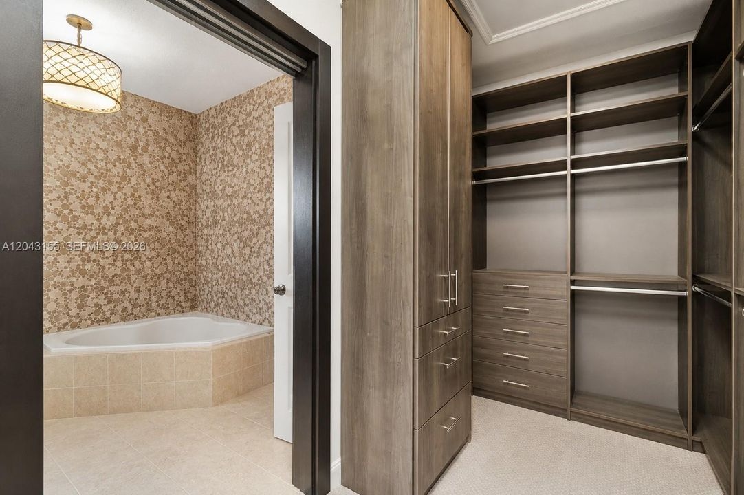 En Renta: $6,300 (4 camas, 3 baños, 2391 Pies cuadrados)