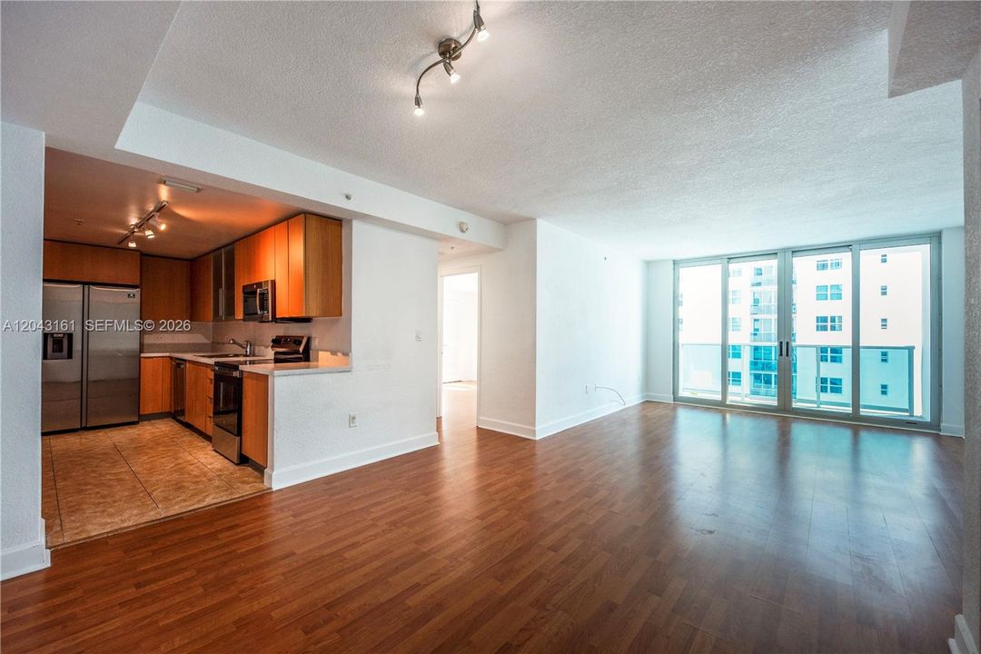 В аренду: $2,350 (1 спален, 1 ванн, 825 Квадратных фут)