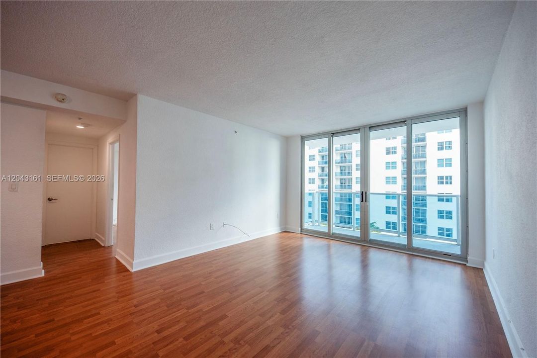 В аренду: $2,350 (1 спален, 1 ванн, 825 Квадратных фут)