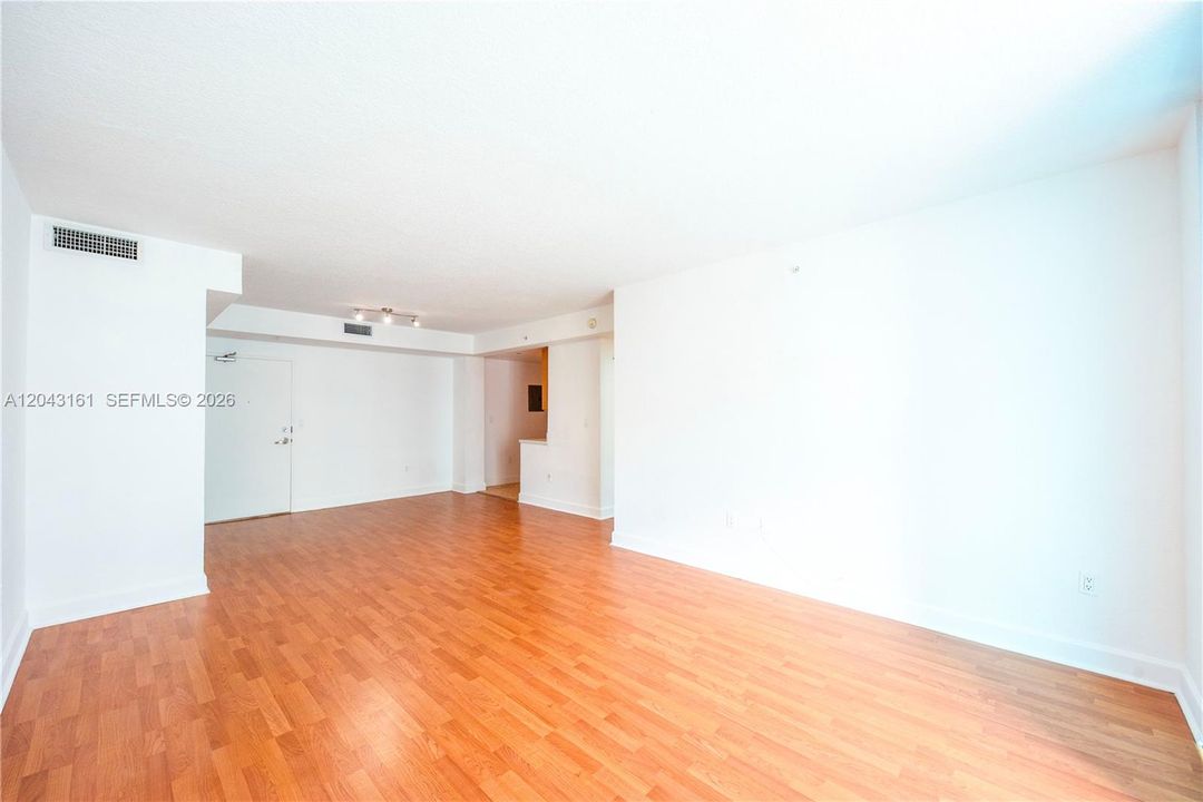 В аренду: $2,350 (1 спален, 1 ванн, 825 Квадратных фут)