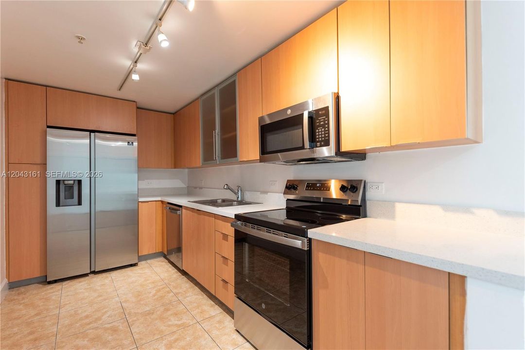 В аренду: $2,350 (1 спален, 1 ванн, 825 Квадратных фут)