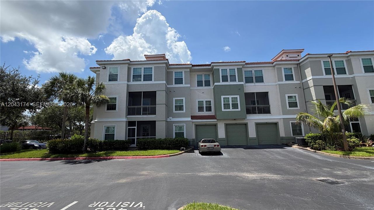 For Rent: $2,000 (2 beds, 2 baths, 1004 Square Feet)