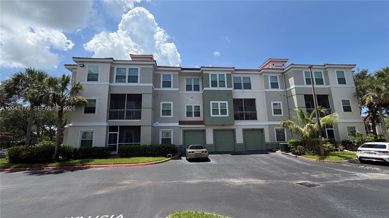 For Rent: $2,000 (2 beds, 2 baths, 1004 Square Feet)
