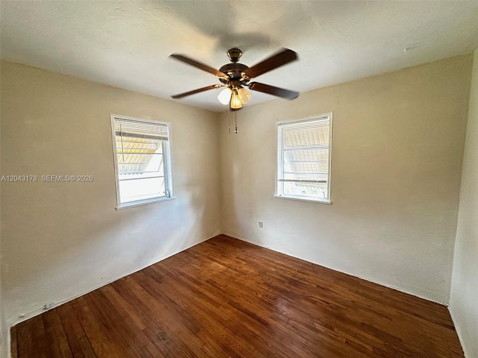 В аренду: $1,900 (2 спален, 1 ванн, 886 Квадратных фут)