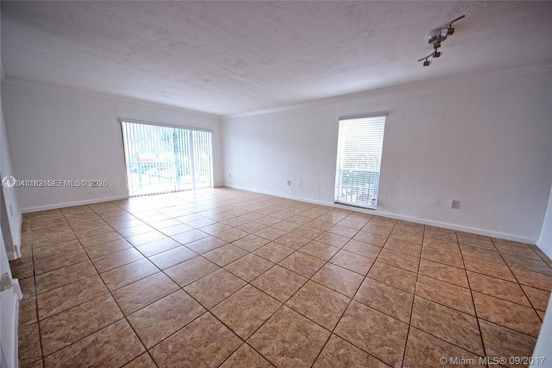 For Rent: $2,200 (1 beds, 1 baths, 904 Square Feet)