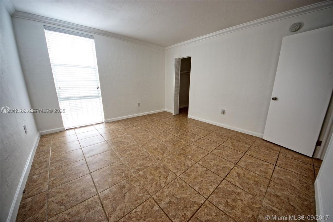 For Rent: $2,200 (1 beds, 1 baths, 904 Square Feet)