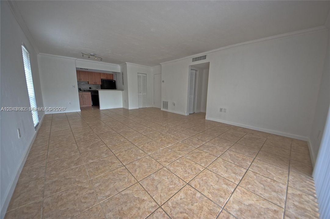 For Rent: $2,200 (1 beds, 1 baths, 904 Square Feet)