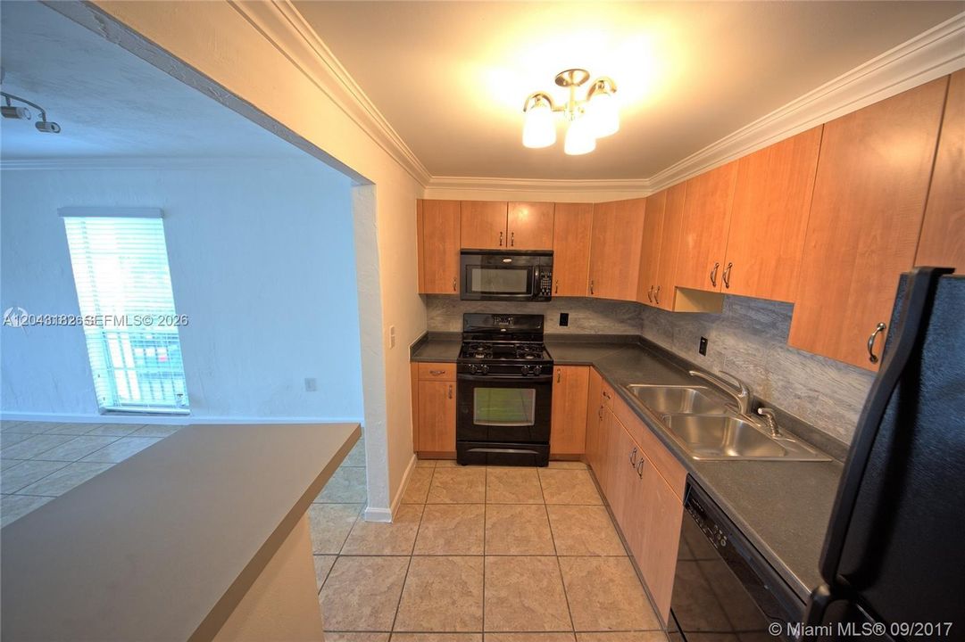 For Rent: $2,200 (1 beds, 1 baths, 904 Square Feet)