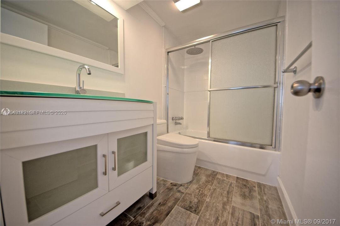 For Rent: $2,200 (1 beds, 1 baths, 904 Square Feet)