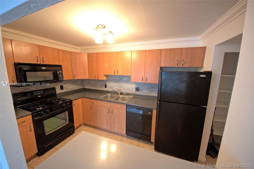 For Rent: $2,200 (1 beds, 1 baths, 904 Square Feet)