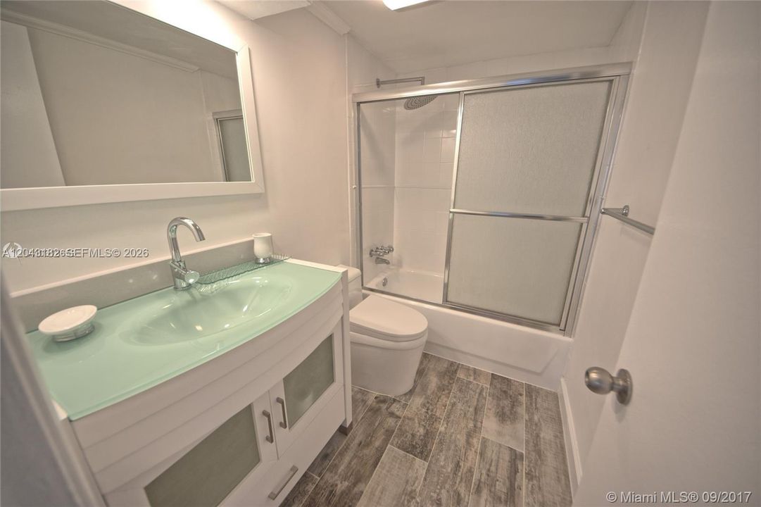 For Rent: $2,200 (1 beds, 1 baths, 904 Square Feet)