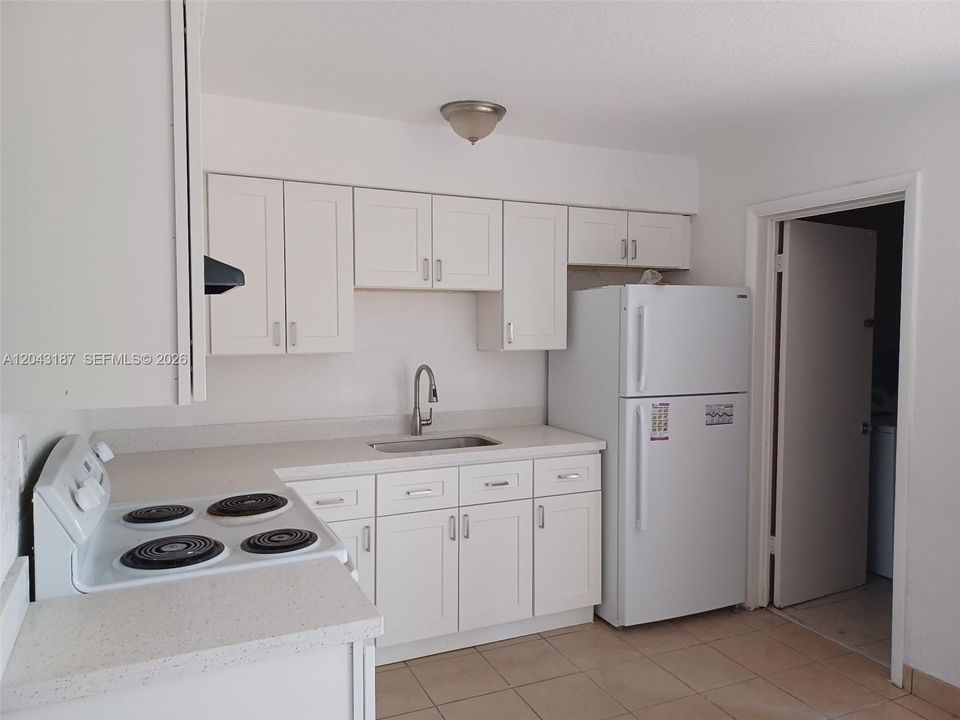 В аренду: $2,200 (2 спален, 1 ванн, 775 Квадратных фут)