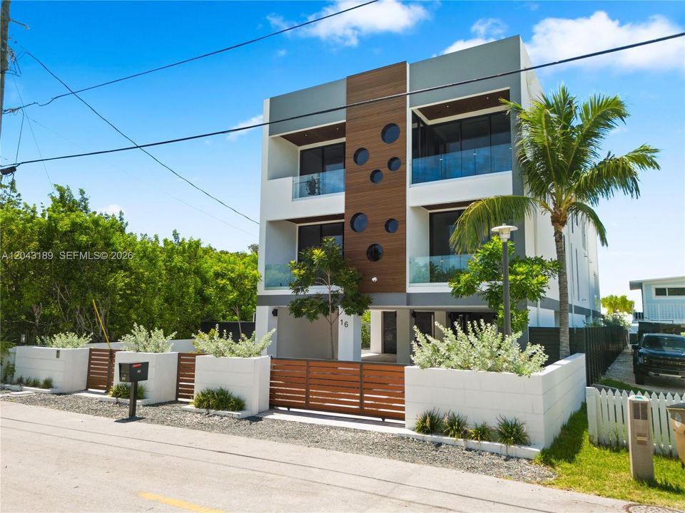На продажу: $11,750,000 (7 спален, 7 ванн, 6585 Квадратных фут)