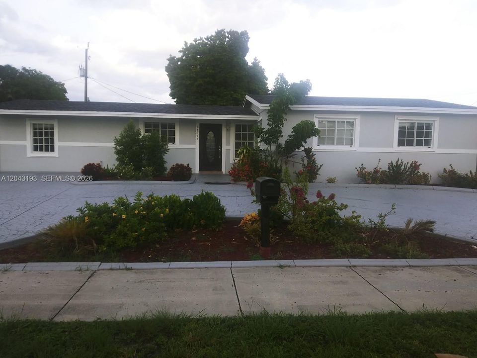 For Rent: $1,650 (1 beds, 1 baths, 1610 Square Feet)