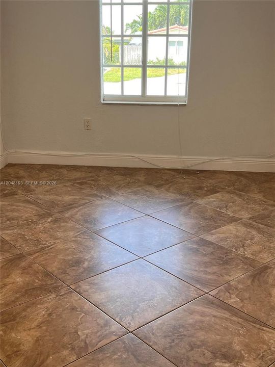 For Rent: $1,650 (1 beds, 1 baths, 1610 Square Feet)